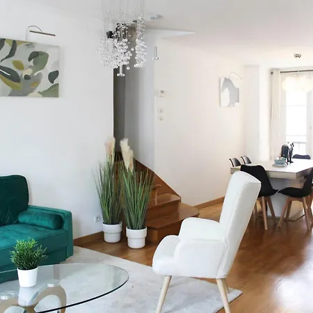 Spacious Duplex In The Heart Of דירה