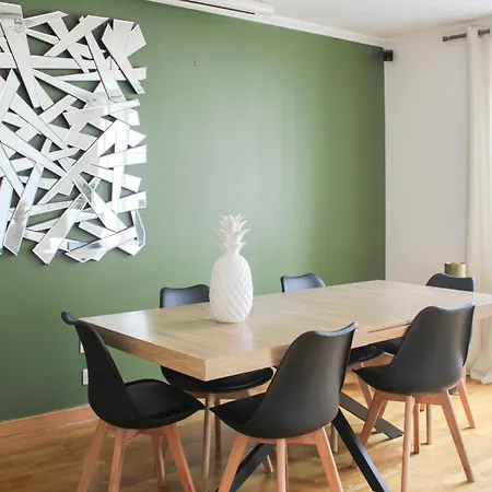 Spacious Duplex In The Heart Of דירה