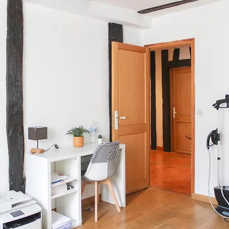 Spacious Duplex In The Heart Of דירה *