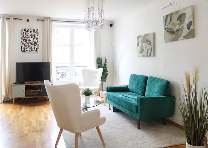 Spacious Duplex In The Heart Of